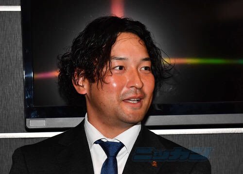 SNikkansports's tweet photo. 【ソフトバンク】嶺井博希「少しは貢献できたかな」現状維持7500万、移籍３年目で最多63試合出場 
#sbhawks #嶺井博希 

https://t.co/IlamYGBnBe https://t.co/0N1zkZZsWs