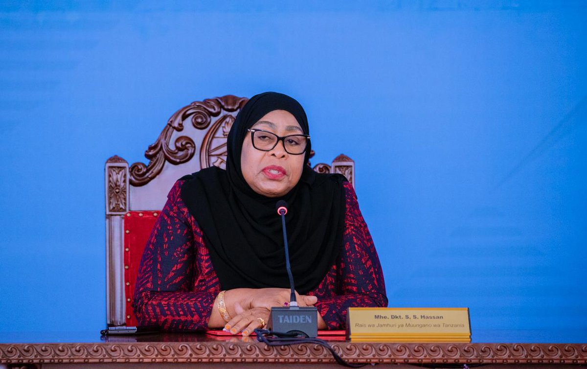 HanafiNjama's tweet photo. Waswahili walisema muda mrefu kwamba, maji yaliyotulia yana kina kirefu. Methali hii inasadiki sana maisha na haiba ya Rais Samia Suluhu Hassan. Watu walimdharau, kisa ni mwanamke, kisa ni Muislamu na Mzanzibari, hawakujua ana uwezo gani. Yamewakuta, hawaamini. https://t.co/6owE5pw1LY
