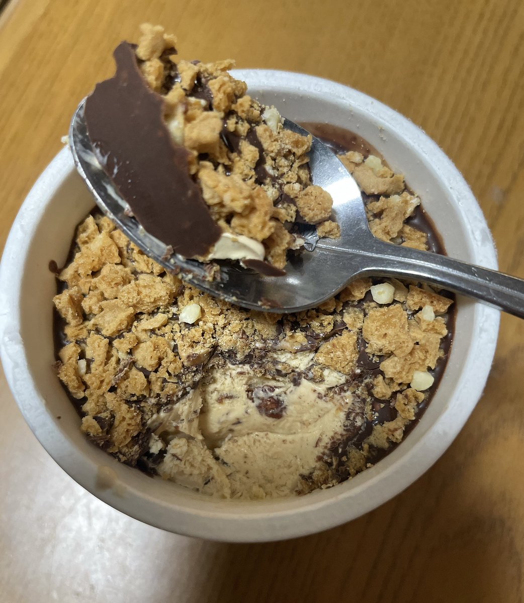 美味しーっ😍
ニューヨークキャラメルサンドのアイス‼️
数量限定よー🤭