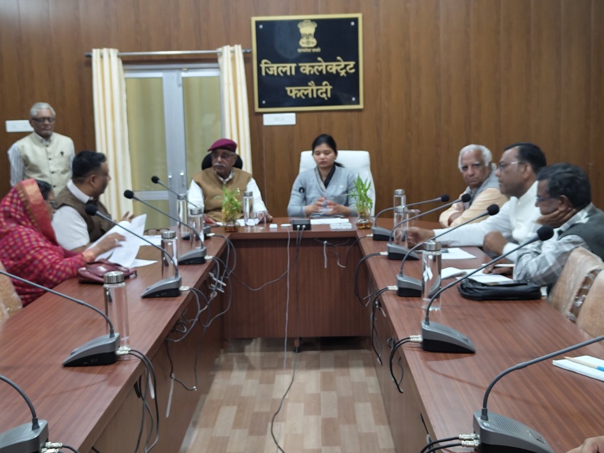 Phalodidmdc's tweet photo. मतदाता सूची विशेष गहन पुनरीक्षण–2026

मान्यता प्राप्त राजनैतिक दलों के प्रतिनिधियों के साथ प्रारूप मतदाता सूचियां साझा करने के क्रम में बैठक का आयोजन 

#शुद्धमतदातासूचीमजबूतलोकतंत्र 
@DIPRRajasthan
#SIR 
#PureElectoralRolls 
#StrengthenDemocracy 
#Rajasthan https://t.co/bcIZ8NwvZE