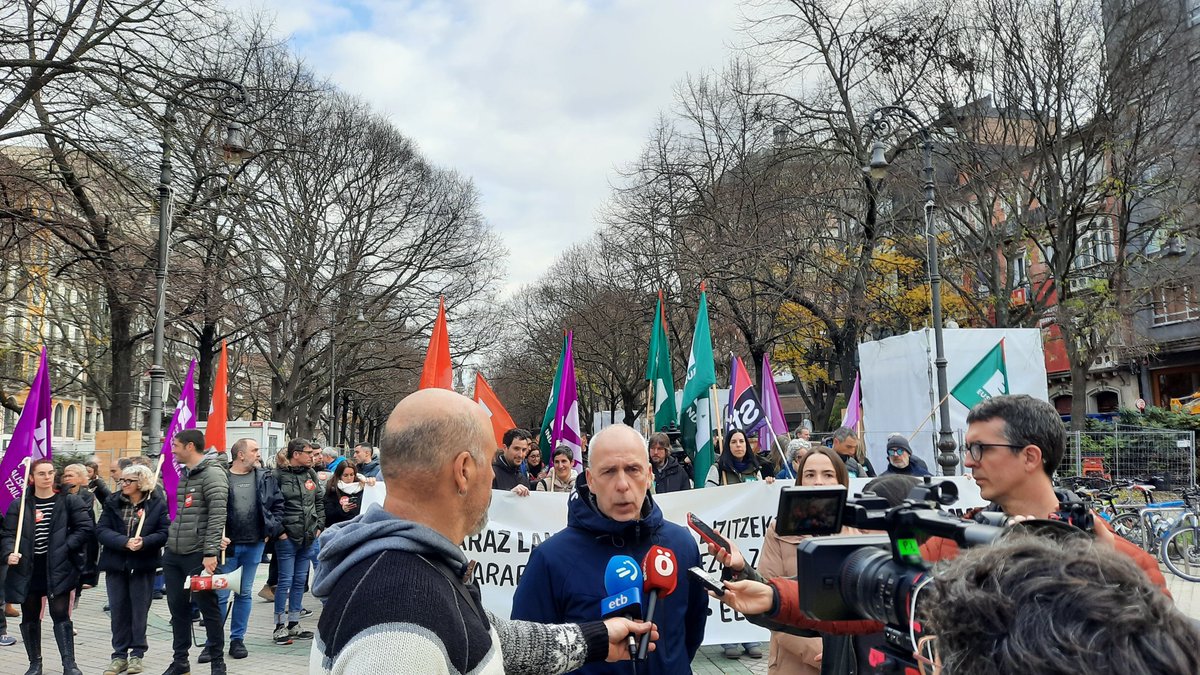 LABsindikatua's tweet image. 🗣️ Zerbitzu publikoetan euskaraz lan egin eta bizi ahal izateko bermeak exijitu ditu LABek Nafarroako Parlamentuaren aurrean

✊ Euskarafoboak diren alderdi eta sindikatuen aurrean, euskaraz lan egitea eskubide gisa tinko defendatzeko ordua da 

🔗 labur.eus/mjv85pc9