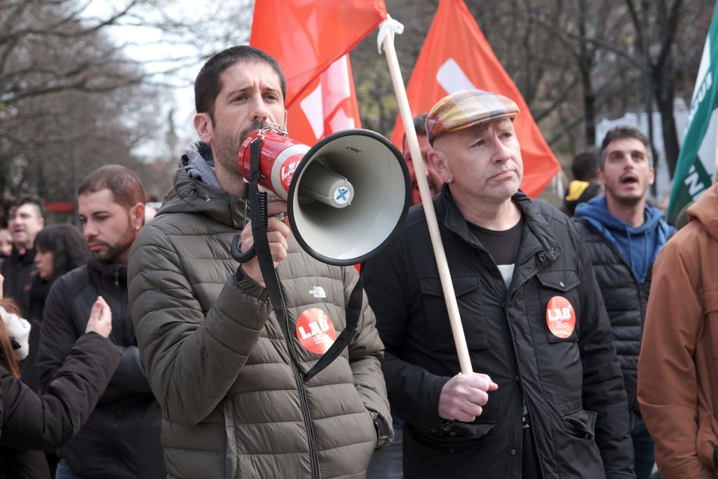 LABsindikatua's tweet image. 🗣️ Zerbitzu publikoetan euskaraz lan egin eta bizi ahal izateko bermeak exijitu ditu LABek Nafarroako Parlamentuaren aurrean

✊ Euskarafoboak diren alderdi eta sindikatuen aurrean, euskaraz lan egitea eskubide gisa tinko defendatzeko ordua da 

🔗 labur.eus/mjv85pc9
