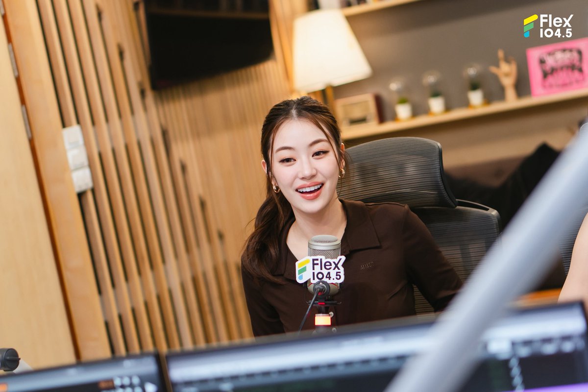 Flex_Connect's tweet photo. อีกหนึ่งวันดี ๆ ใน Safe Zone ของหัวใจ 🫶🏻 บรรยากาศในรายการ Flex Talk วันที่ 27 พฤศจิกายนที่ผ่านมา เต็มไปด้วยความละมุน เมื่อ ลีน่า, หมิว พาเรื่องราวจากซีรีส์ “รักสุดท้าย My Safe Zone” มานั่งพูดคุยแบบใกล้ชิด พร้อมเติมเต็มรอยยิ้ม เสียงหัวเราะ และพลังดี ๆ 🤍✨

📌ดูรายการ Flex Talk ย้อนหลังได้ทาง YouTube : FlexConnect
https://t.co/WRhLzEqCFY
.
@lena__lorena @miunatshaa @MySafeZoneTH
.
#Flex1045xLenaMiu #รักสุดท้ายMySafeZone 
#MySafeZoneSeries #ลีน่าหมิว #LenaMiu
#FlexTalk #FlexConnect #Flex1045