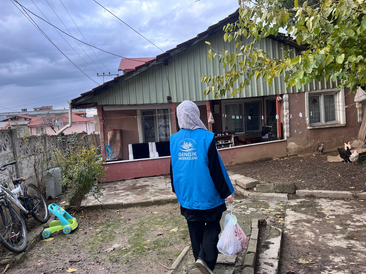 GSB_SakaryaGM's tweet photo. 📍Sakarya Gençlik Merkezi 

Gönüllü gençlerimizin önderliğinde gerçekleştirdiğimiz Senden Umut Kesmem Projesi kapsamında, düzenli olarak takip ettiğimiz yetim çocuklar ve ailelerinin ihtiyaçlarını karşılamak üzere adımlar atılmaya devam ediyor

#gsbgm
#sendenumutkesmem https://t.co/ack1ZVNRk1