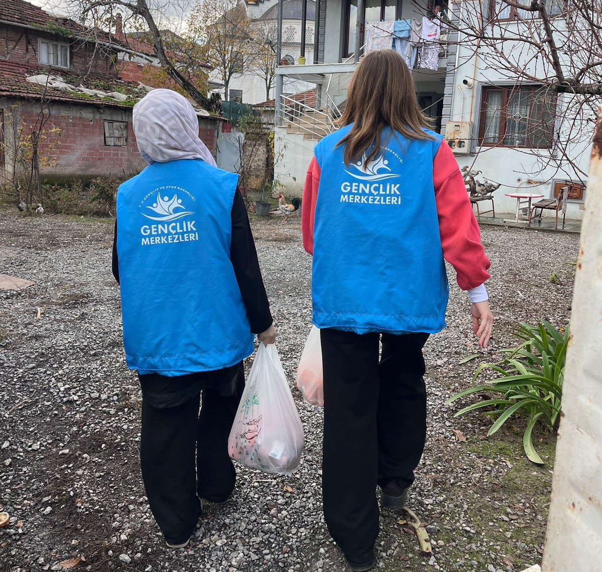 GSB_SakaryaGM's tweet photo. 📍Sakarya Gençlik Merkezi 

Gönüllü gençlerimizin önderliğinde gerçekleştirdiğimiz Senden Umut Kesmem Projesi kapsamında, düzenli olarak takip ettiğimiz yetim çocuklar ve ailelerinin ihtiyaçlarını karşılamak üzere adımlar atılmaya devam ediyor

#gsbgm
#sendenumutkesmem https://t.co/ack1ZVNRk1