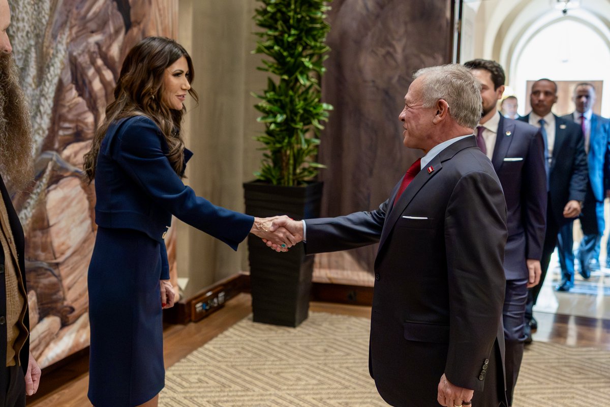 عاجل | الملك يؤكد خلال استقباله وزيرة الأمن الداخلي الأميركية أهمية انضمام الأردن إلى برنامج الدخول العالمي (Global Entry) والذي يهدف لتسريع معالجة إجراءات دخول المسافرين المشتركين بالبرنامج ممن يحملون تأشيرات دخول أو إقامات دائمة إلى الولايات المتحدة.. #جريدة_الغد 