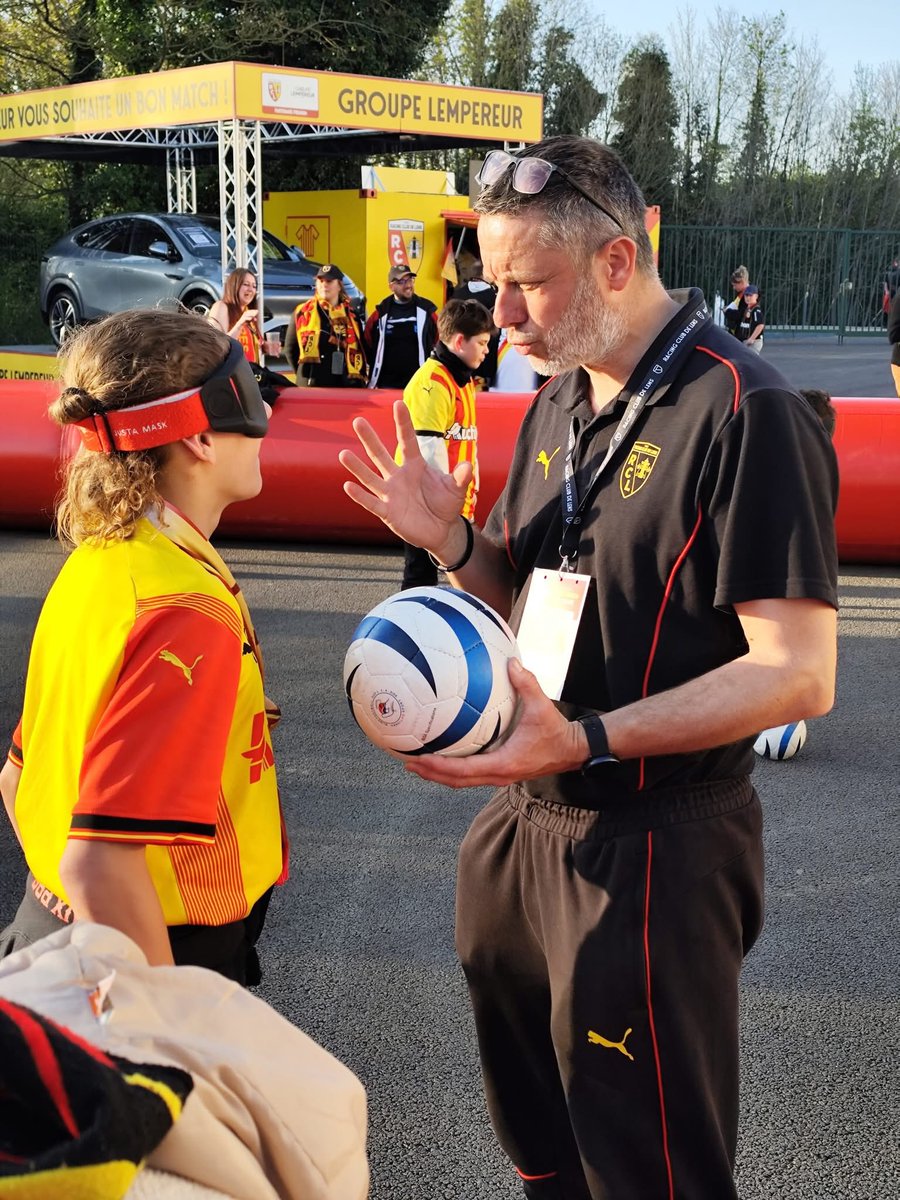 Tout au long de l’année, le RC Lens Cécifoot s’engage pour faire connaître le cécifoot et sensibiliser au handicap visuel.
Grâce à nos interventions auprès de scolaires, entreprises, associations et clubs de football, nous partageons notre passion, nos valeurs.