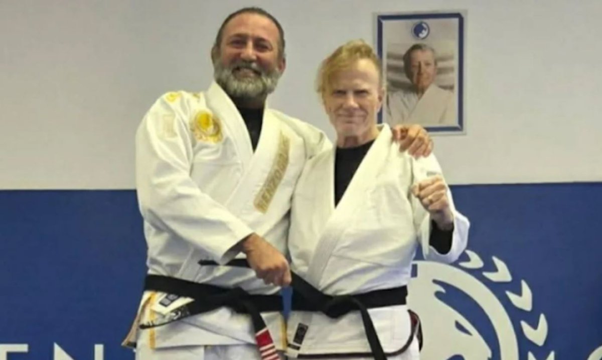 Dave Mustaine, do Megadeth, conquista a faixa preta em Jiu-Jitsu brasileiro

Saiba mais acessando:
kissfm.com.br/dave-mustaine-…

Foto: @reggiemetaltrainer

Por Juliana Carpinelli (Big Rock N’ Roll)