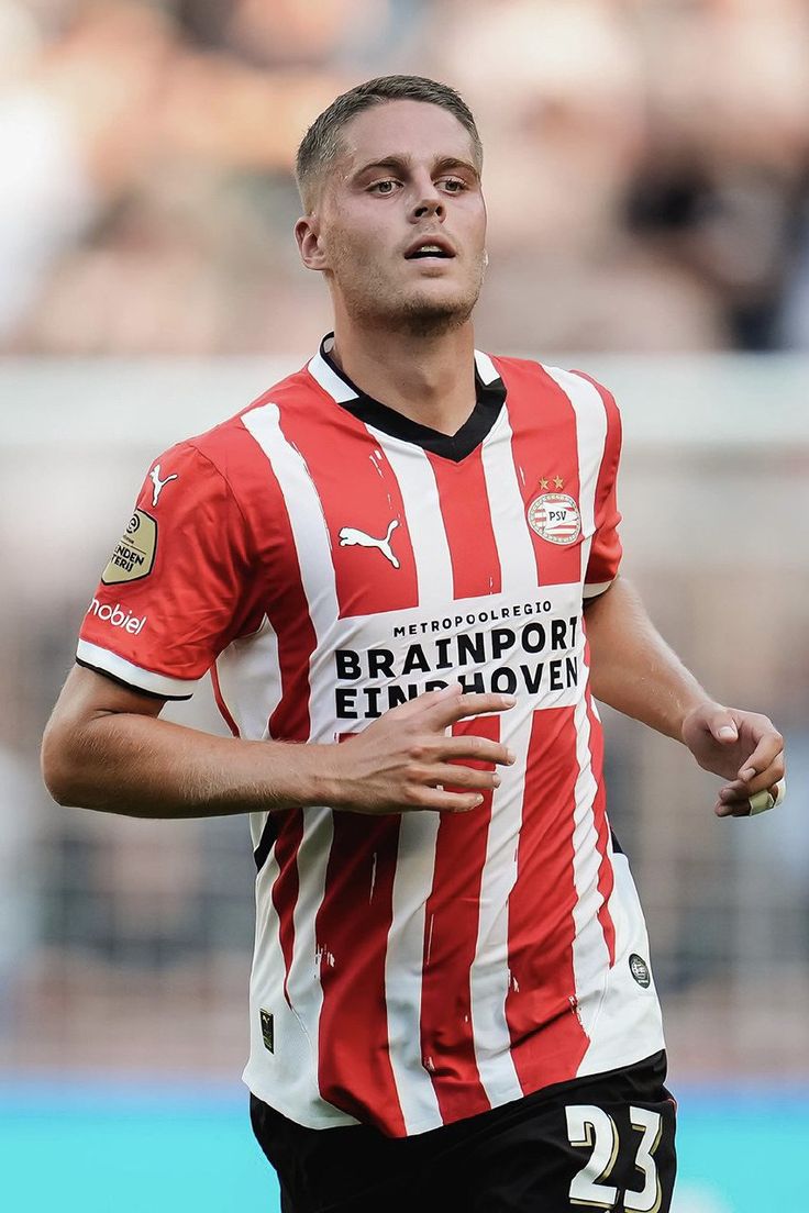 Fenerbahçe, PSV forması giyen Joey Veerman'ı kadrosuna katmaya yakın. 

(Sports Digitale)