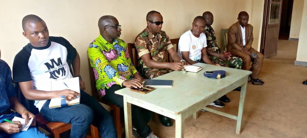 MagazineJimbere's tweet image. #Butanyerera – #Environnement :
À #Busoni, l’Administrateur Communal François Xavier Karenzo  a rappelé aux 686 pêcheurs exerçant sur les lacs #Rweru et #Cohoha l’importance de renoncer aux moustiquaires, aux filets maillants et à tout autre matériel de pêche non autorisé, afin