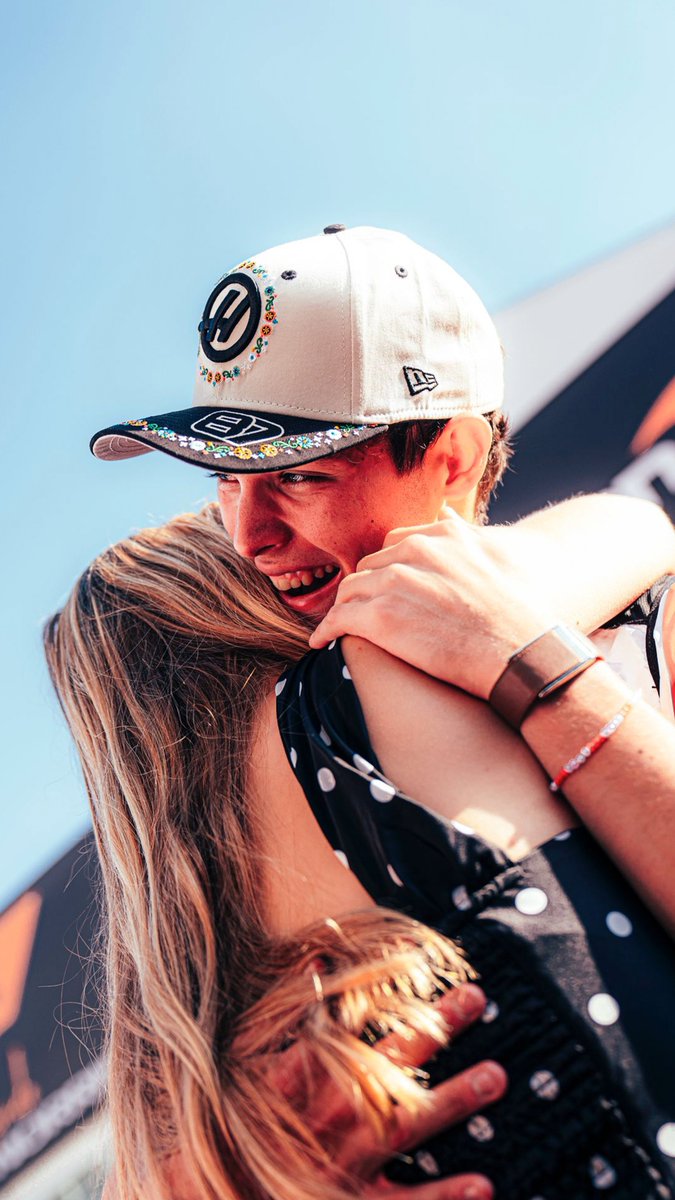 HaasF1Team's tweet image. Time for a lock screen refresh with Ollie 🐻📱

Choose your favorite, hold down on the photo, load in 4K and then to save to your phone! 👊

#HaasF1 #F1 #WallpaperWednesday