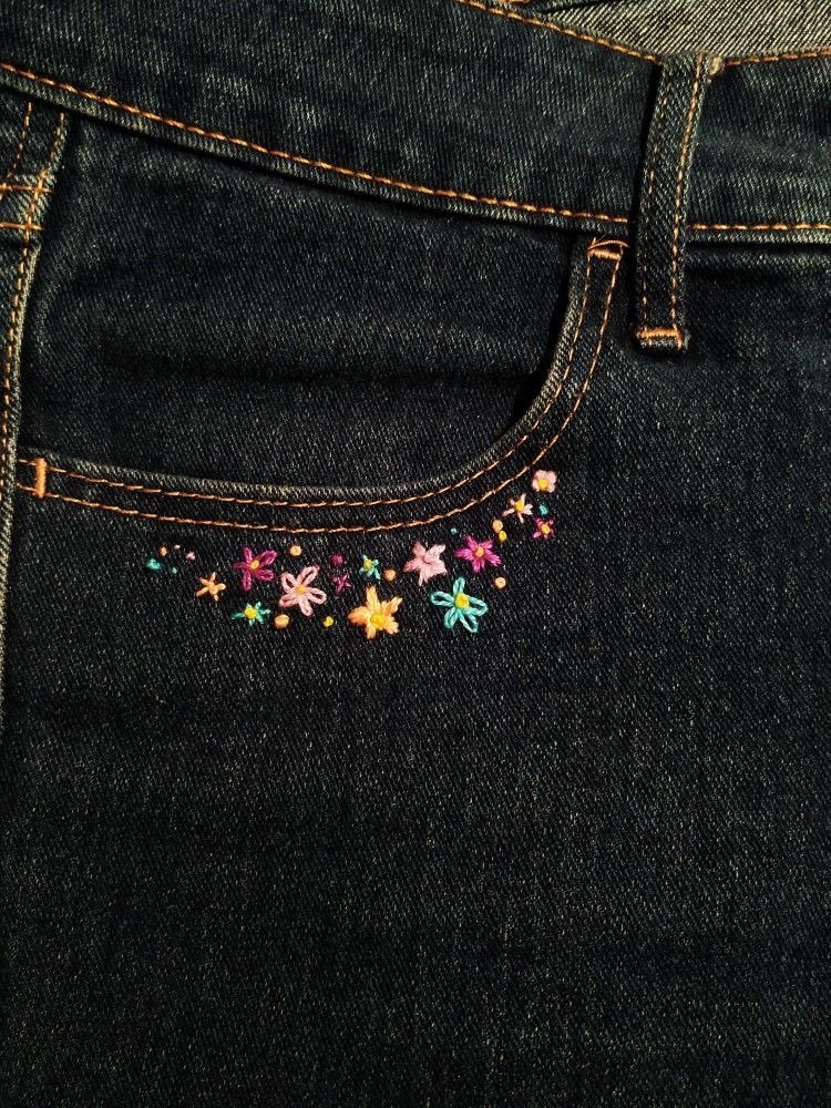 aesttics's tweet photo. jeans embroidery 🪡 https://t.co/LnYnxvzLUr