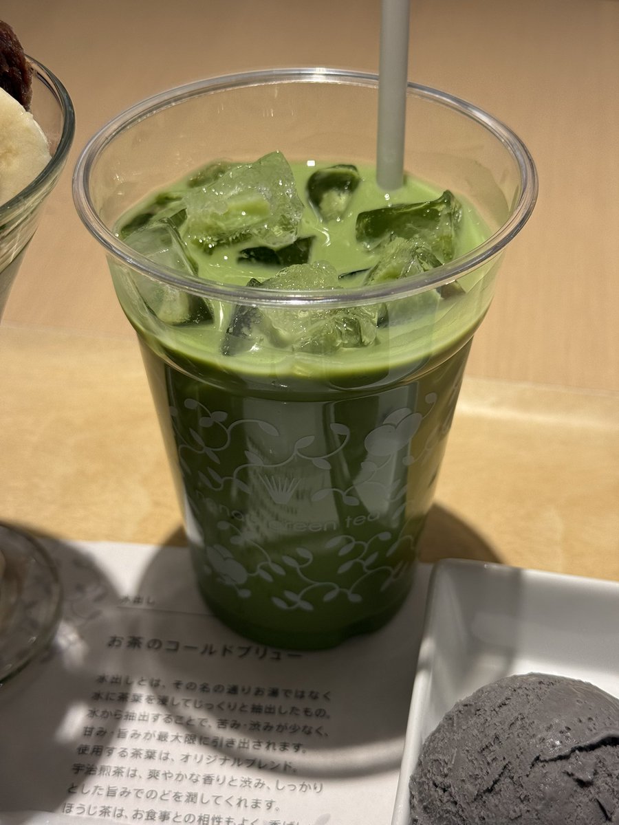 metchamatcha1's tweet photo. Nana's Green Teaのランチセットで
抹茶とバナナのミニパフェと
アイスの抹茶ラテ！🌱
パフェ、ザクザク！🍌パイっぽい
抹茶アイス入り〜抹茶ソースも！
ラテに黒胡麻アイスも付けた〜
ここのアイス抹茶ラテ好き〜
#抹茶大好き #抹茶パフェ #抹茶ラテ #抹茶スイーツ #抹茶 #matcha https://t.co/Z28PU1OiRO
