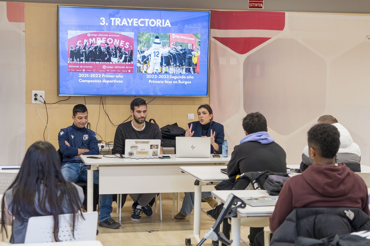 ui1Universidad's tweet photo. En la #Ui1 celebramos una charla sobre LALIGA GENUINE, una de las iniciativas inclusivas más consolidadas del deporte español, junto a profesionales y jugadores del Burgos CF Genuine. @Burgos_CF
#Educacion #Deporte #Futbol https://t.co/cmOM6uWtjE