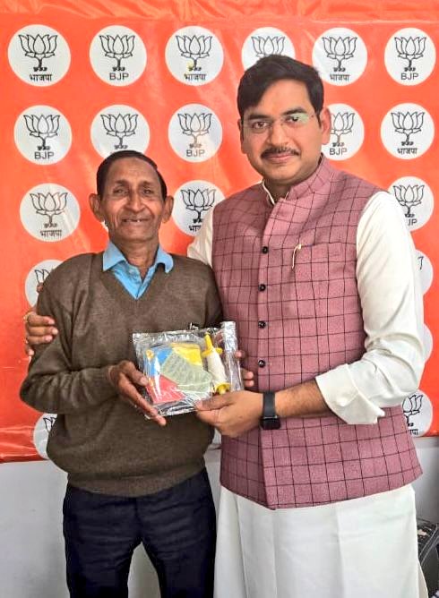 Ashish_HG's tweet photo. ये हैं ‘गुड्डू भैया’ 🙏

ग्वालियर के मुरार क्षेत्र में स्थित “गुड्डू पतंग भंडार” से पतंग और मांजा लिए बिना शायद ही किसी का बचपन गुज़रा हो।

गुड्डू भैया मेरे कार्यालय पधारे और स्नेहस्वरूप छोटी-सी पतंग व चरखी भेंट की—
जिसने बचपन की सारी मीठी यादें एक पल में ताज़ा कर दीं। 🪁

ईश्वर से प्रार्थना है,
गुड्डू भैया सदैव स्वस्थ रहें
और यूँ ही प्रेम बाँटते रहें। 🌸🙏