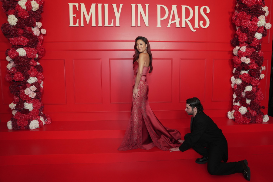 LaPresse_news's tweet image. Parigi, World Premiere di "#EmilyInParis" stagione 5: il red carpet.
Lunedì sera Lily Collins e il cast della serie Netflix hanno sfilato nella capitale francese per il lancio dei nuovi episodi.
#Spettacolo #LaPresse #netflix