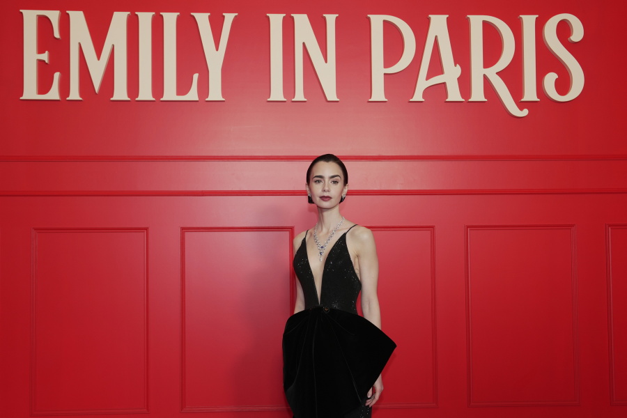 LaPresse_news's tweet image. Parigi, World Premiere di "#EmilyInParis" stagione 5: il red carpet.
Lunedì sera Lily Collins e il cast della serie Netflix hanno sfilato nella capitale francese per il lancio dei nuovi episodi.
#Spettacolo #LaPresse #netflix