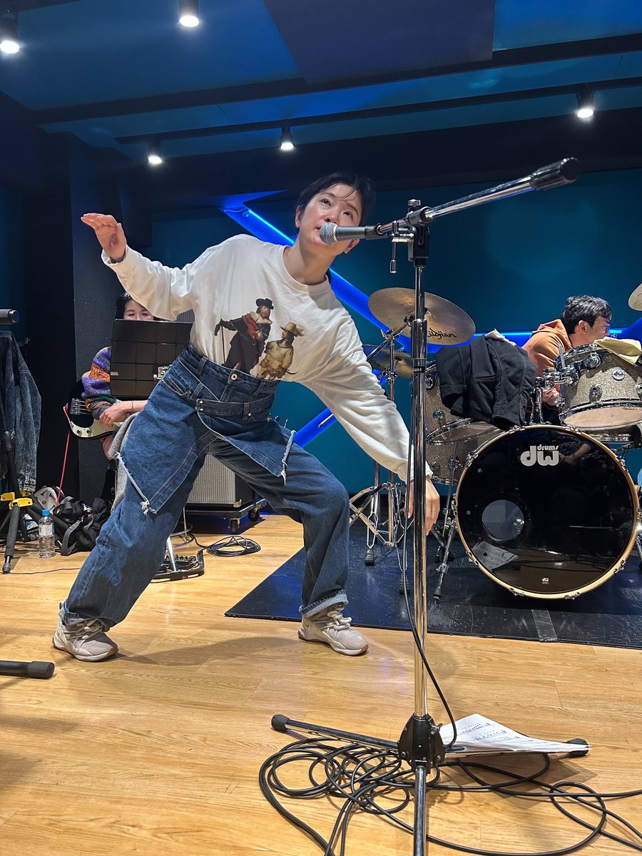 🌟本番まであと６日🌟
本日はウリさんがあと６日をお伝え🌬️

モモコンにパフォーマー、衣裳家として関わっているウリさん。
今回のLIVEではウリさんデザインの「わたしたちは、そろっている。」初演時の衣裳も登場予定です👩‍🎤🤵‍♂️
（なつかしい他の作品の衣裳も登場するかも…？）
ぜひご注目ください🪡🎨