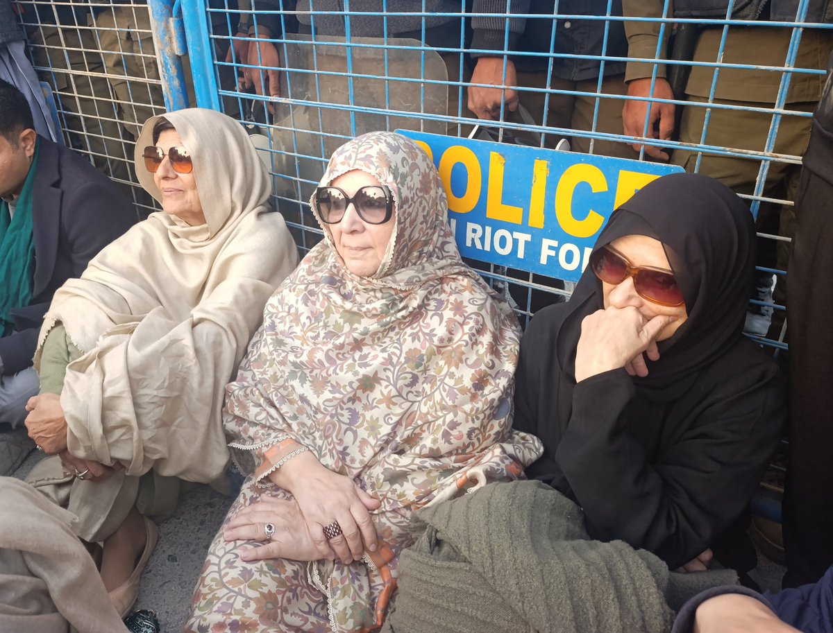 یہ تین عورتیں تین کہانیاں والی عورتیں ھیں 🤣🤣