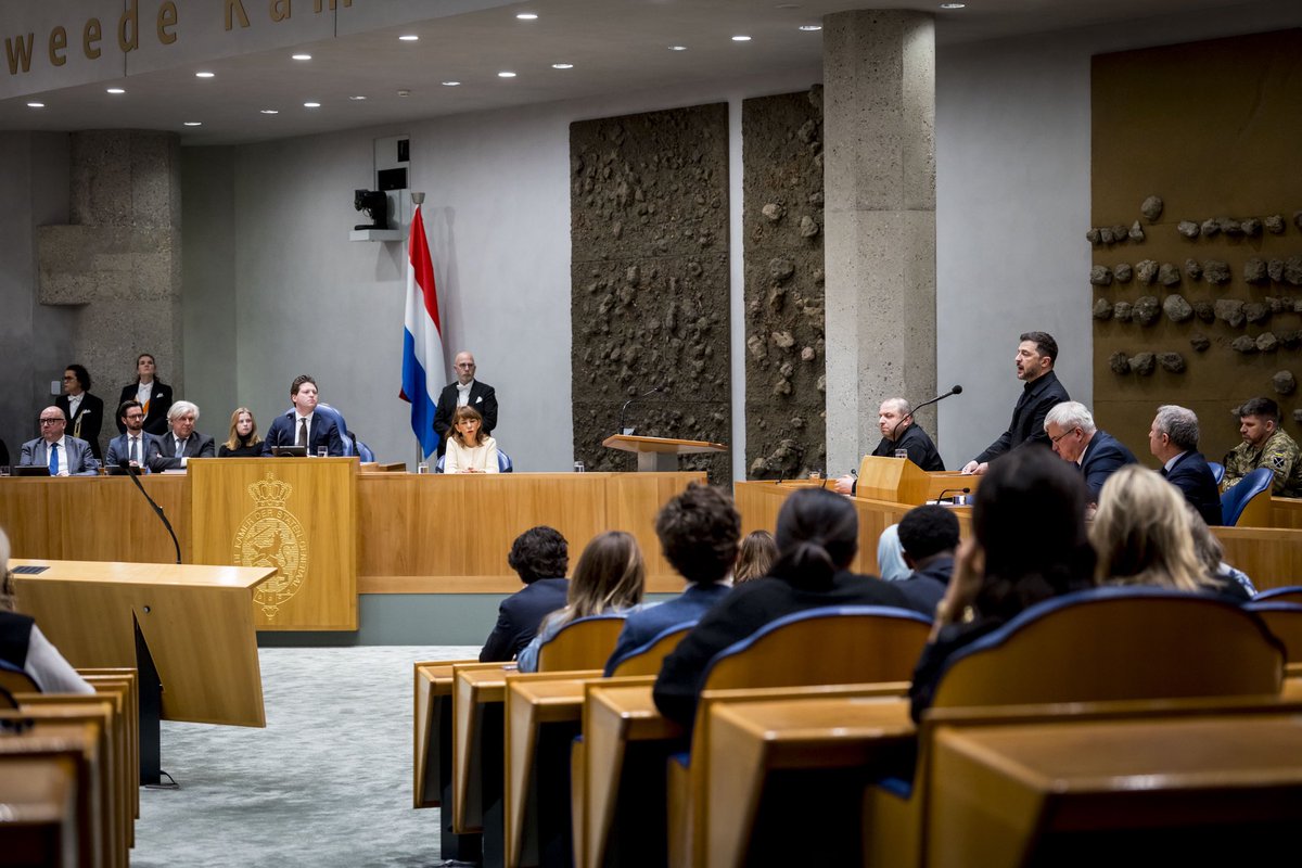 2eKamertweets's tweet photo. De Oekraïense president Volodymyr Zelensky heeft vandaag de Tweede en Eerste Kamer toegesproken in de plenaire zaal van de Tweede Kamer. Wil je de toespraak van de president teurgkijken? Ga dan naar: https://t.co/DmELPT9PJD

#TweedeKamer #Zelensky @ThomvCampen @ZelenskyyUa https://t.co/Qh38NmT1cr