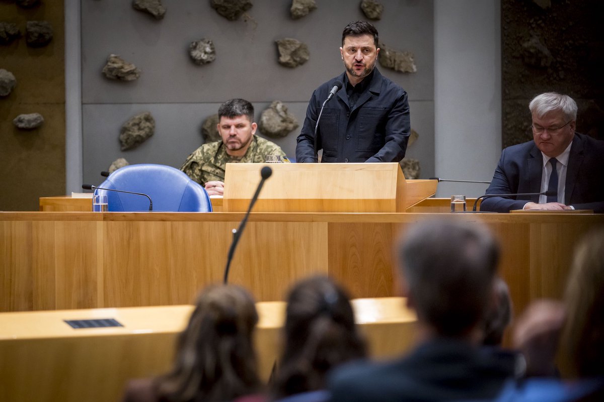 2eKamertweets's tweet photo. De Oekraïense president Volodymyr Zelensky heeft vandaag de Tweede en Eerste Kamer toegesproken in de plenaire zaal van de Tweede Kamer. Wil je de toespraak van de president teurgkijken? Ga dan naar: https://t.co/DmELPT9PJD

#TweedeKamer #Zelensky @ThomvCampen @ZelenskyyUa https://t.co/Qh38NmT1cr