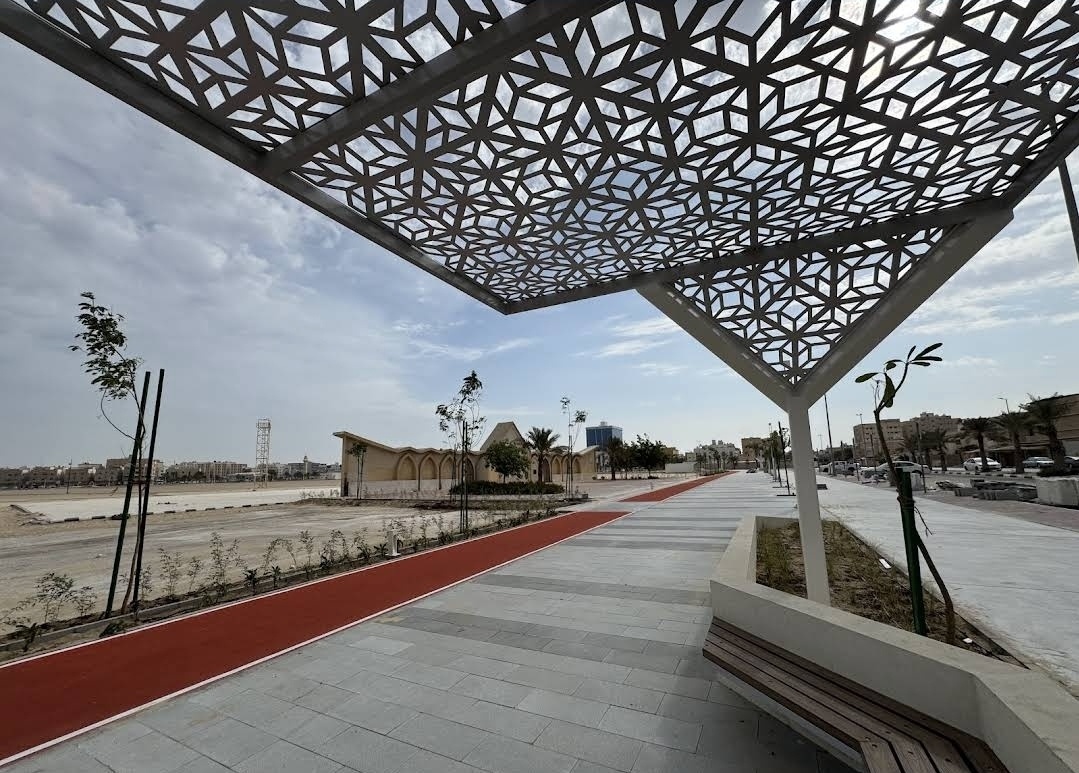 أكتمال تطوير ممشى مصلى العيد بحي غرناطة في #الدمام وشملت أعمال التطوير إنشاء مضمار المشي ومسار للدراجات الهوائية بالإضافة إلى أعمال التشجير والإنارة الجمالية وجلسات مزودة بمظلات عصرية وذلك ضمن جهود تعزيز جودة الحياة في مدينة الدمام .