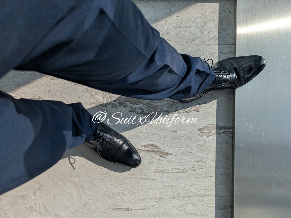 陽光下閃亮的皮鞋