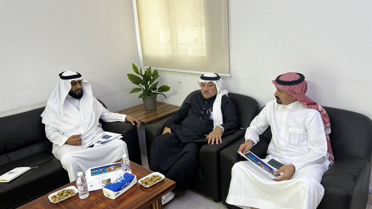 استقبل مدير خدمة المجتمع أ/ فايز بريك السلمي اليوم، مدير إدارة خدمة المجتمع لبلديات المحافظات بأمانة جدة أ/ أحمد المقري ومدير إدارة الأنشطة الثقافية أ/ محمد عبدالسلام نوار
وذلك لمناقشة معايير جائزة معالي الأمين للتميز بخدمة المجتمع
بهدف تعزيز البرامج والخدمات المجتمعية لعام 2026م
