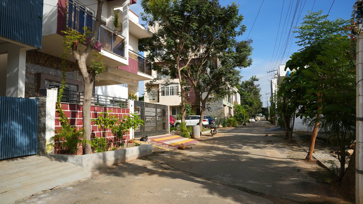 SizzleProperty's tweet image. An address that reflects prestige, comfort, and timeless luxury 🏘️

✅ BMRDA | RERA | E-Khata
📐Plot Sizes: 1500-2400Sqft+

📍Close to KR Puram, East Bangalore

Book your site visit now - limited plots available!

📞9916920865

#plotsforsale #villaplotsbudigere #residentialplot