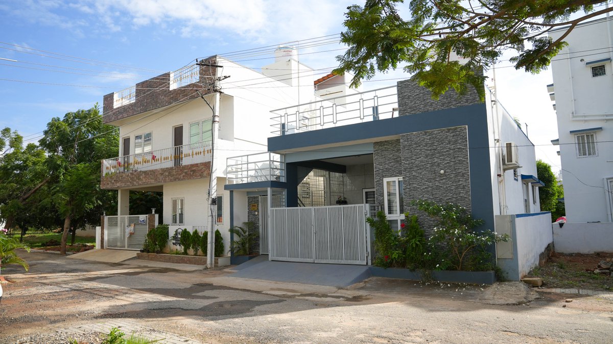 SizzleProperty's tweet image. An address that reflects prestige, comfort, and timeless luxury 🏘️

✅ BMRDA | RERA | E-Khata
📐Plot Sizes: 1500-2400Sqft+

📍Close to KR Puram, East Bangalore

Book your site visit now - limited plots available!

📞9916920865

#plotsforsale #villaplotsbudigere #residentialplot