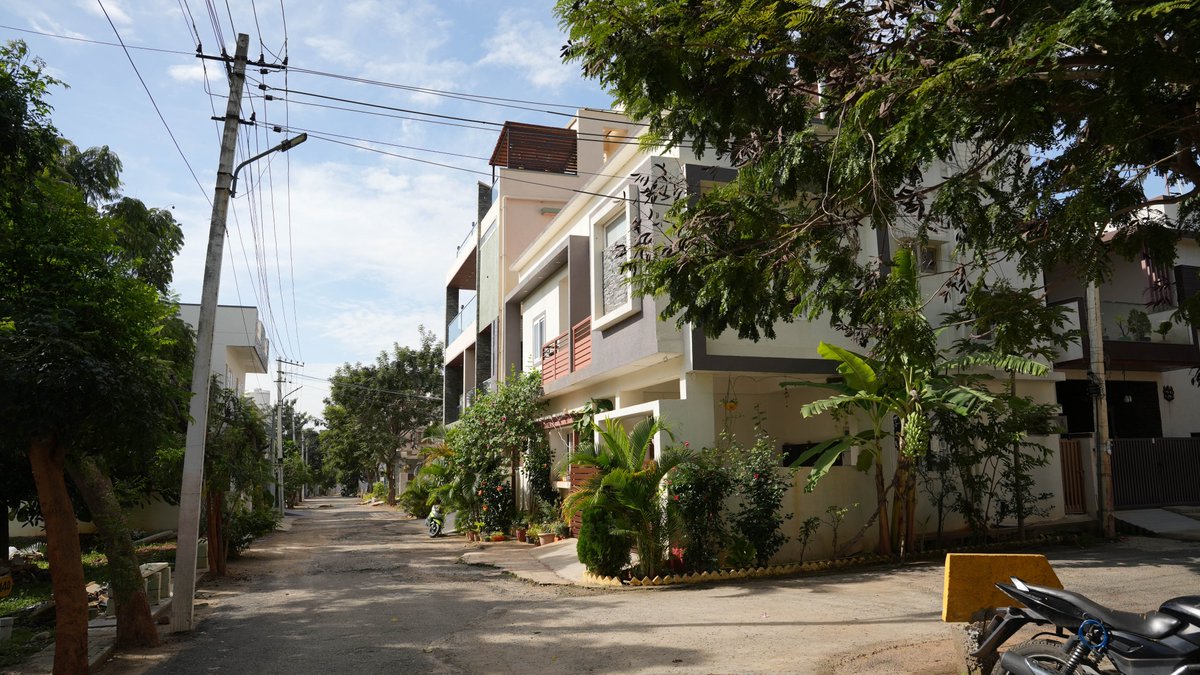 SizzleProperty's tweet image. An address that reflects prestige, comfort, and timeless luxury 🏘️

✅ BMRDA | RERA | E-Khata
📐Plot Sizes: 1500-2400Sqft+

📍Close to KR Puram, East Bangalore

Book your site visit now - limited plots available!

📞9916920865

#plotsforsale #villaplotsbudigere #residentialplot