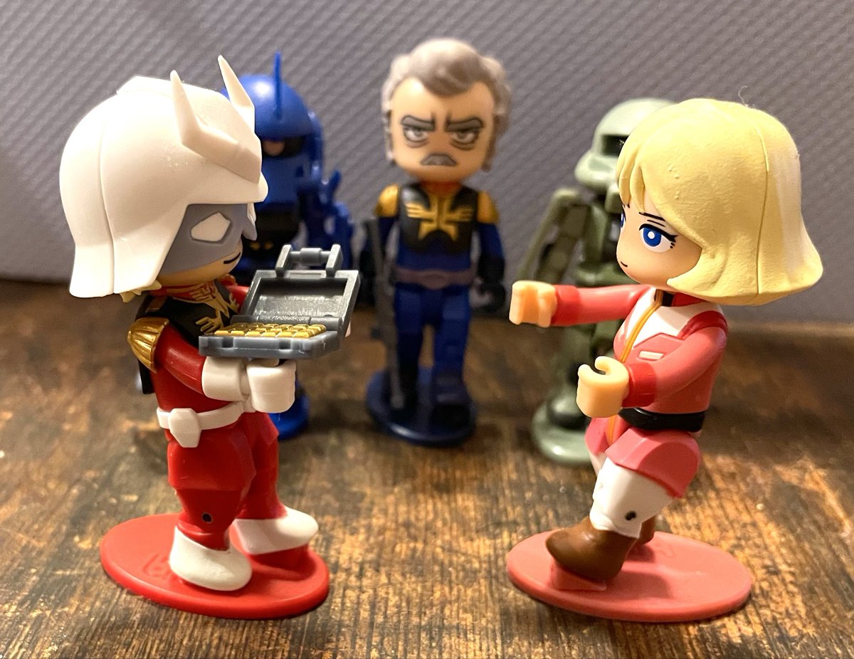 solasolama's tweet photo. ランバさんとセイラさんとグフゲットした〜🙌金塊がピカピカしてて良き😂
✨金塊を直接渡すシャアさん✨ https://t.co/hJssSOSzUb