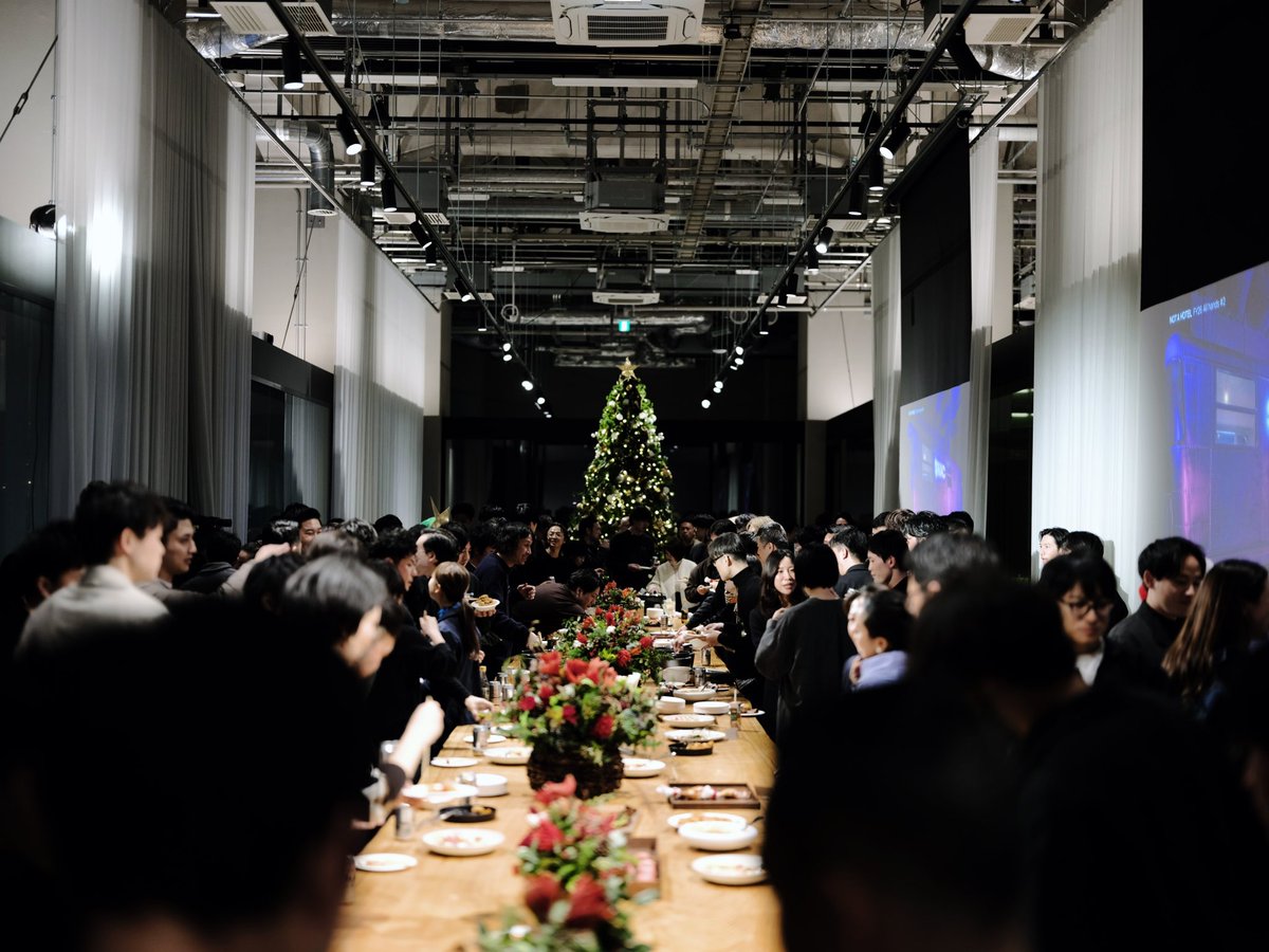 saimaru310's tweet image. 昨日はNOT A HOTELの全社オフサイトが行われました。

全国から約250名（一部運営スタッフを除く）がオフィスに集い、OKRの振り返りから未来の話まで、会社の方向性を見つめ直す時間となりました。懇親会では社内のシェフが料理を振る舞うという贅沢であたたかい時間が。過去最高の笑い声でした。