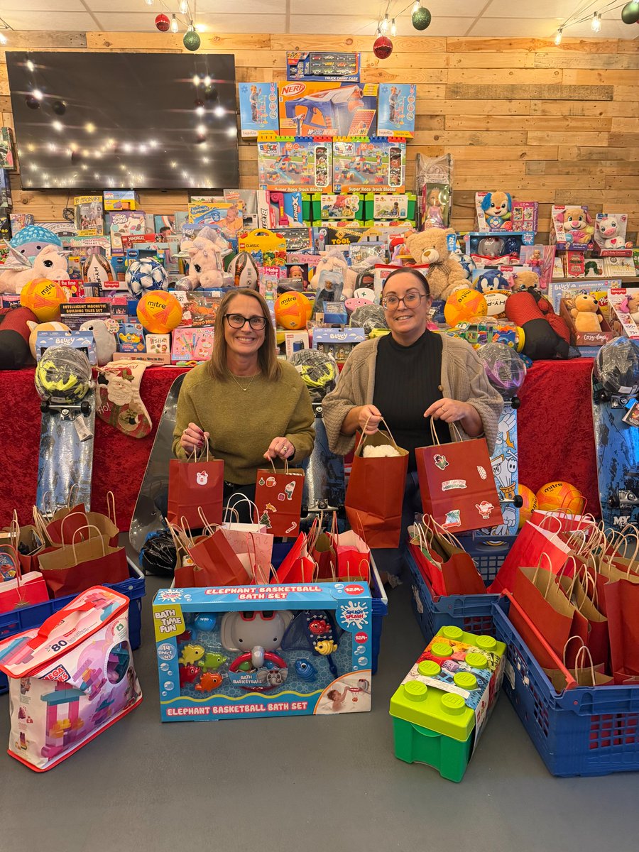 AstutePeople's tweet photo. Delivering #Christmas magic! 🎁 Astute delivered our Wishing Tree collection to the inspirational Parenting Network, yesterday.

They provide crucial support for local families. We are proud to amplify their fabulous work! #Portsmouth #CSR #charity #recruitment https://t.co/RmTrWD9Ljb