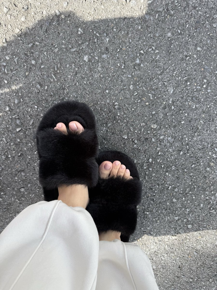 akaneHamour's tweet photo. 気付けば今年ラストのAMOURが終わってました😌
本当に改めてたくさんの方に支えられて自分はいるんだなぁと有難いの言葉が1番に頭に浮かびます🍀*゜

そんな私は面倒くさがりで
寒さよりも面倒くさいが勝つ
暑さよりも面倒くさいが勝つ

だからこんな寒くても靴下なし子🤣 https://t.co/kp0RyWuM7J