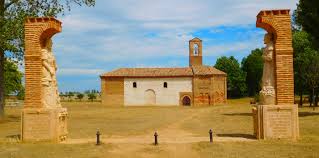 amcsantiago_'s tweet image. 📍Sahagún es historia viva del #caminodesantiago. Situada entre los ríos Cea y Valderaduey, esta #LOCALIDAD leonesa es hoy reconocida como el centro geográfico del Camino Francés y un paso imprescindible para #peregrinos y visitantes.
🏛️Su legado jacobeo se respira en cada