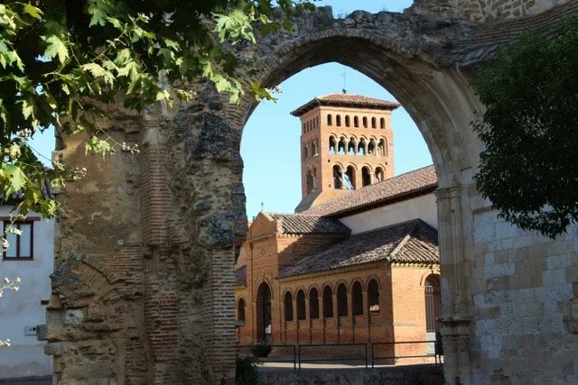 amcsantiago_'s tweet image. 📍Sahagún es historia viva del #caminodesantiago. Situada entre los ríos Cea y Valderaduey, esta #LOCALIDAD leonesa es hoy reconocida como el centro geográfico del Camino Francés y un paso imprescindible para #peregrinos y visitantes.
🏛️Su legado jacobeo se respira en cada