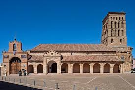 amcsantiago_'s tweet image. 📍Sahagún es historia viva del #caminodesantiago. Situada entre los ríos Cea y Valderaduey, esta #LOCALIDAD leonesa es hoy reconocida como el centro geográfico del Camino Francés y un paso imprescindible para #peregrinos y visitantes.
🏛️Su legado jacobeo se respira en cada