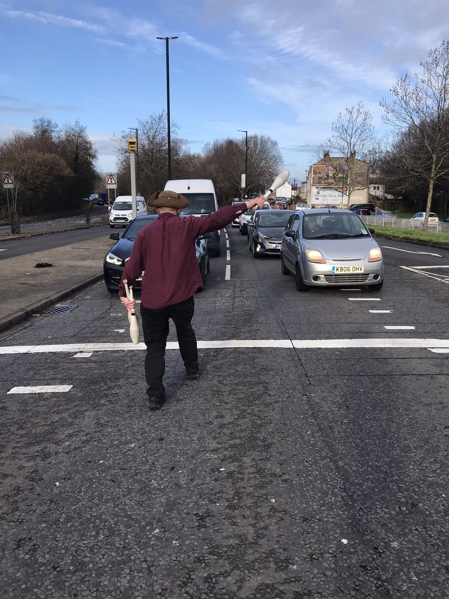 StapletonRd's tweet image. Street juggler, I wonder if this is one of @GeorgeFergusonx .Well he was skilful and brave! And where are those pirate hats coming from.
