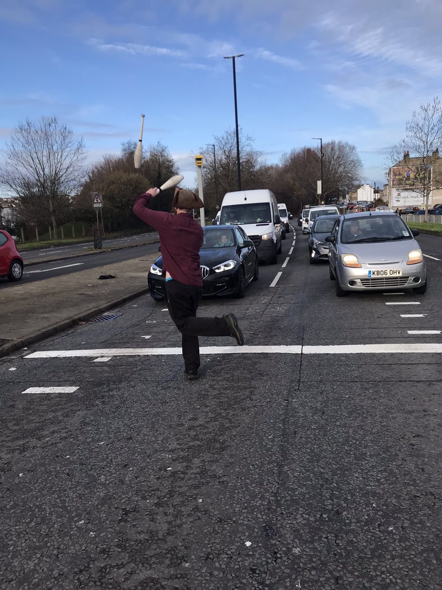 StapletonRd's tweet image. Street juggler, I wonder if this is one of @GeorgeFergusonx .Well he was skilful and brave! And where are those pirate hats coming from.