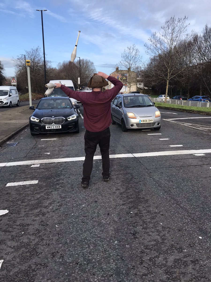 StapletonRd's tweet image. Street juggler, I wonder if this is one of @GeorgeFergusonx .Well he was skilful and brave! And where are those pirate hats coming from.