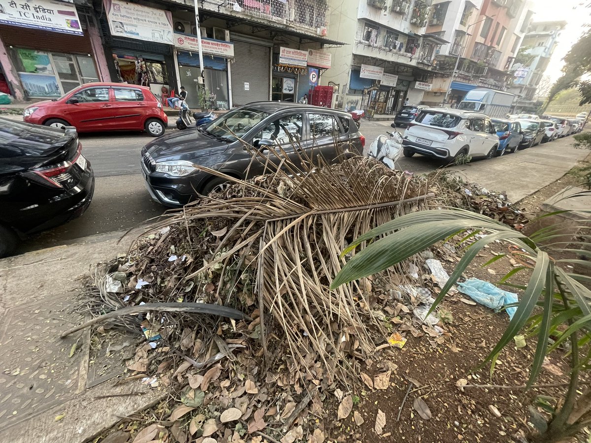 mariakauriam's tweet photo. What’s up with these XXL #trash piles in #Sector1 #Sanpada #Navimumbai @NMMConline?@AmcWard97160 you’re alive? https://t.co/NzR1ASOSrQ