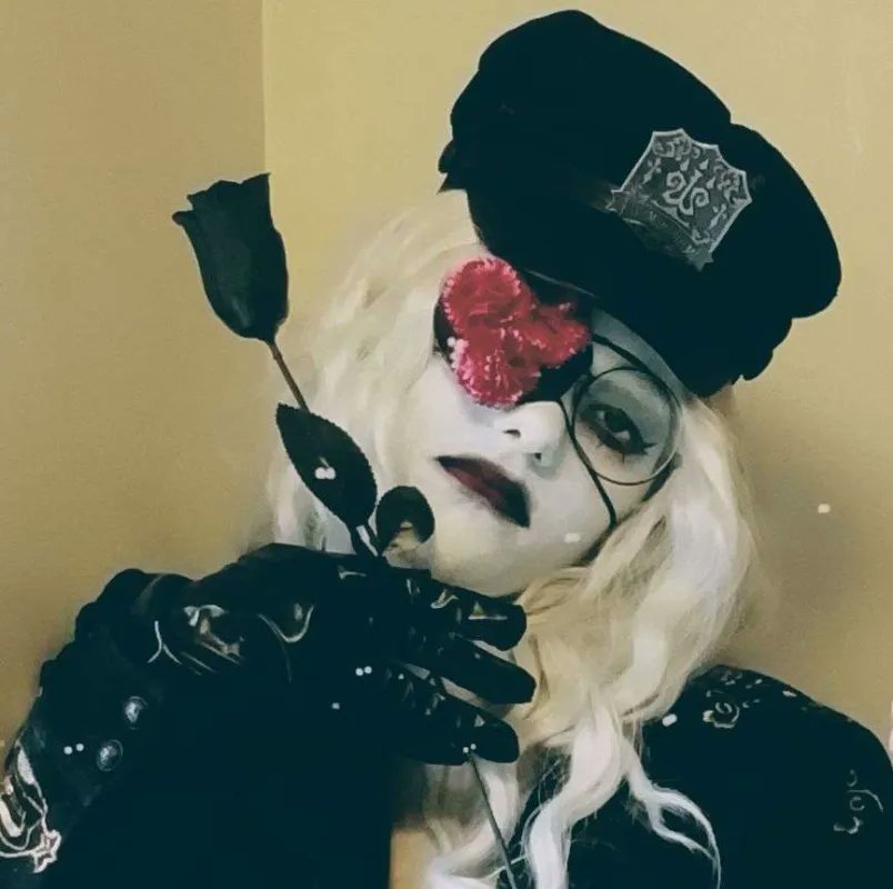 ArmaDignity's tweet photo. 両方の投稿をピン留めしたいので再投稿します...このメイクは私の中に魔法のようなものを解き放ったと思います https://t.co/eWmnd1slib