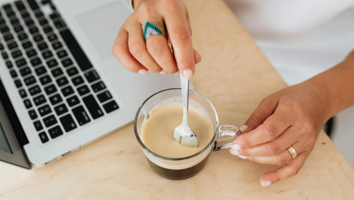 #CaféySalud: Aurelio Rojas, cardiólogo: “Que sube la tensión con el #café es un mito, te aporta energía y concentración". Comparte <a href="/larazon_es/">La Razón</a> larazon.es/salud/bienesta…