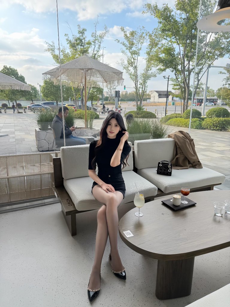 SenU_Lee's tweet photo. 为什么老板都喜欢秘书穿黑丝吖。#NTR #反差 #黑丝 #人妻 #秘书 https://t.co/rMjIMmz2kA