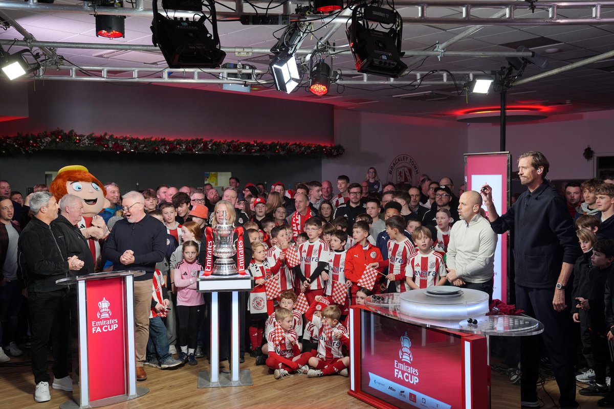 FA Cup 3rd Round: The magic of TV and high prices

📺 Only 10 of 32 games at Sat 3pm
🤑 TV's money has too much influence 
🫰🏽 No away cap - £55 for MUFC v BHA

🔗 thefsa.org.uk/news/fa-cup-th…