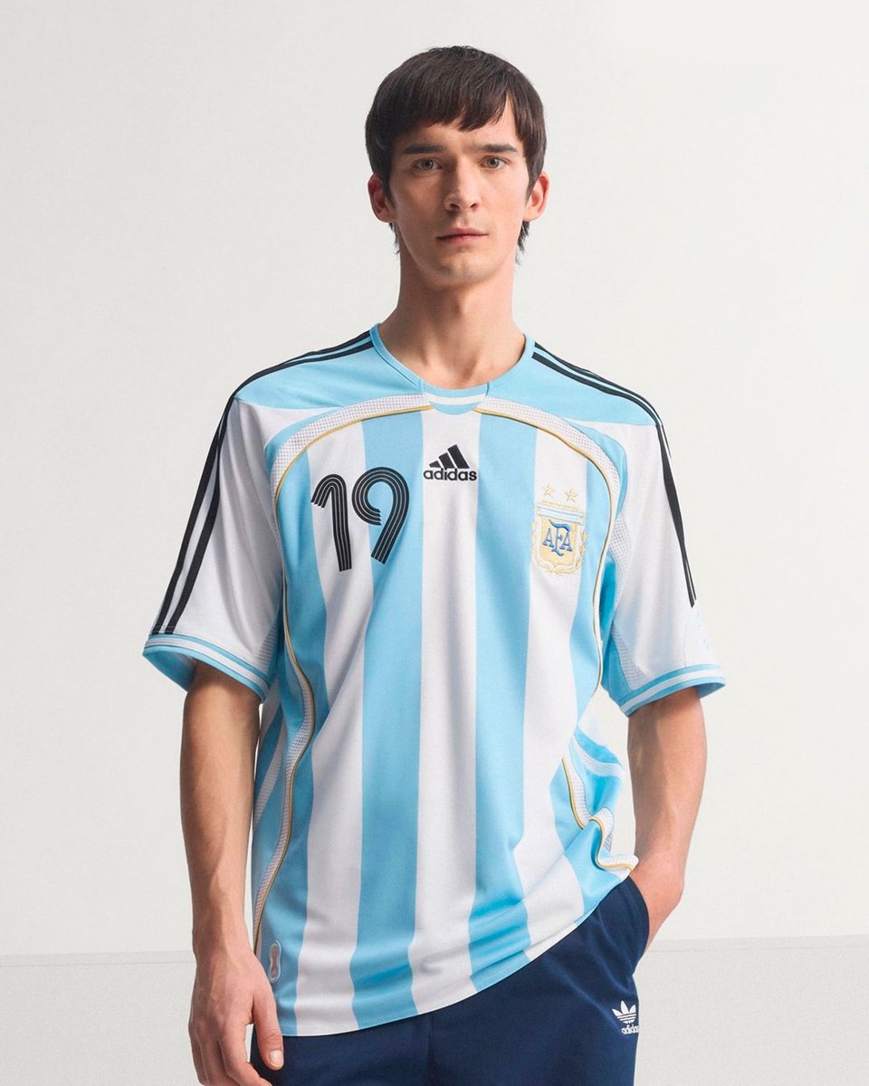 porqueTTarg's tweet photo. “Alemania 2006”

Porque Adidas traerá de vuelta reediciones de las camisetas titular y alternativa que la Selección Argentina usó en el mundial de Alemania 2006. https://t.co/2fJyNc98W0