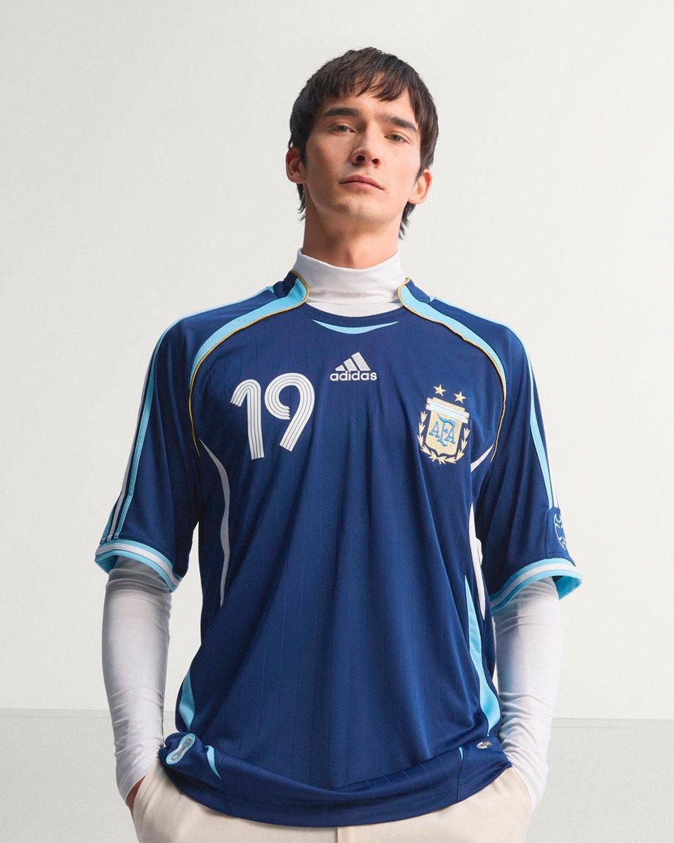 porqueTTarg's tweet photo. “Alemania 2006”

Porque Adidas traerá de vuelta reediciones de las camisetas titular y alternativa que la Selección Argentina usó en el mundial de Alemania 2006. https://t.co/2fJyNc98W0