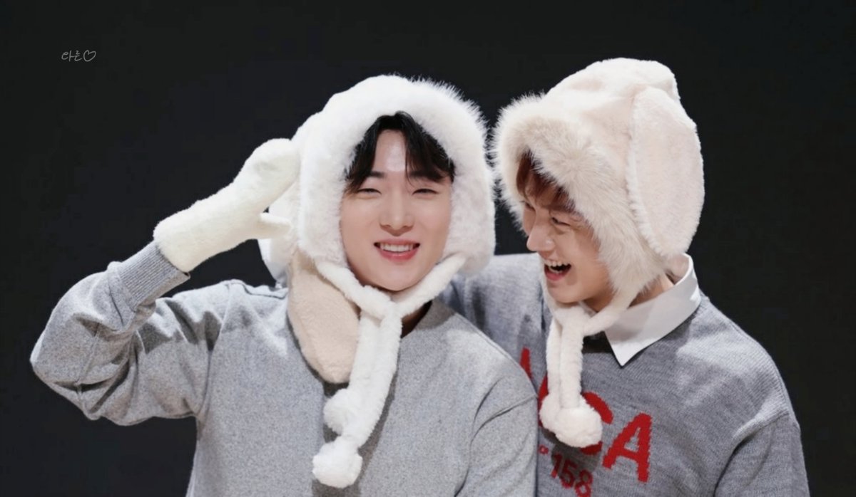 고화질은 아니지만 지금 꼭 올리고 싶어서..
제 셀프생일선물로 이렇게 함께 웃는 창윤이와 승준이를 보고싶엇답니다 호호