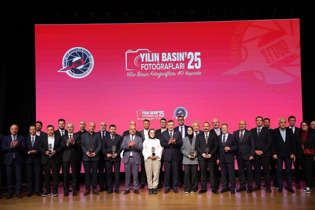 Türkiye Foto Muhabirleri Derneği (TFMD) tarafından düzenlenen “Yılın Basın Fotoğrafları” yarışmasında, Nemrut Kalderası’nda çekmiş olduğu “Ayılar” temalı fotoğrafla “Yılın Çevre, Doğa ve İklim Değişikliği Fotoğrafı” ödülüne layık görülen Bitlisli hemşehrimiz, İHA Muhabiri, Bitlis